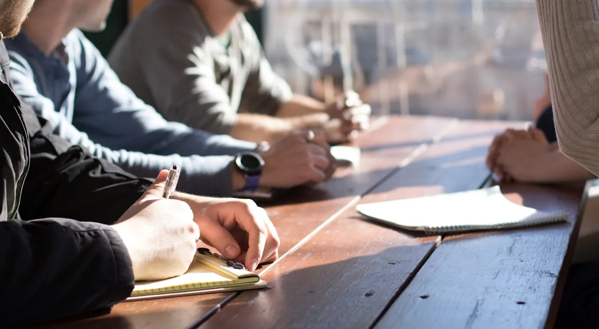 Grupo de personas estudiando en formación de profesores de yoga