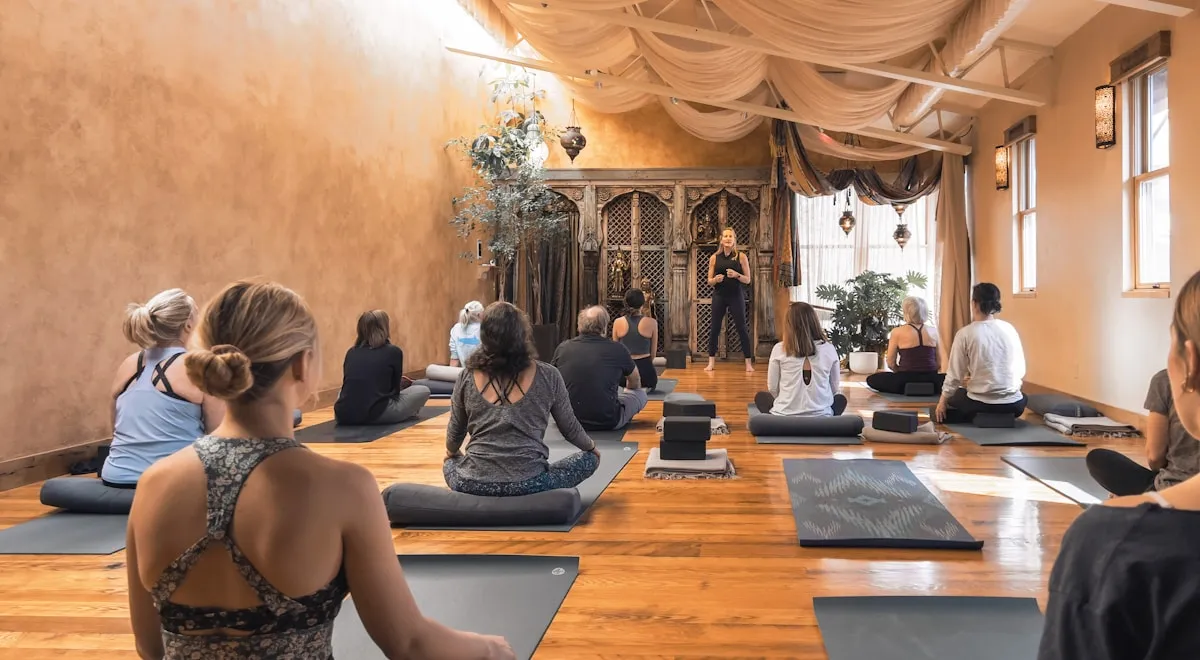 Práctica de yoga en estudio durante formación de profesores
