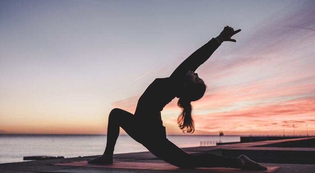 Persona en postura de meditación con los ojos cerrados transmitiendo calma
