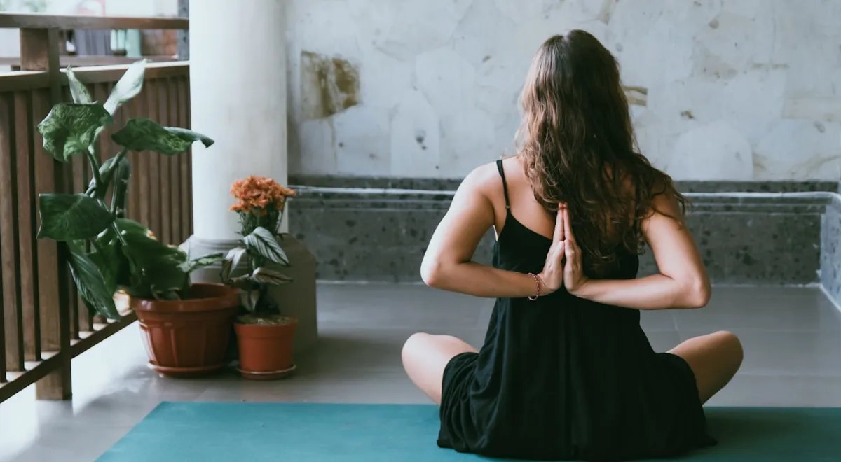 Persona practicando respiracion consciente durante sesion de yoga