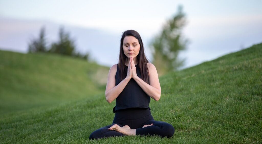 Practica de yoga para regulacion del trauma en ambiente de calma