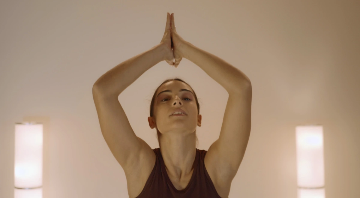Practicante de yoga durante una sesión de formación en el estudio