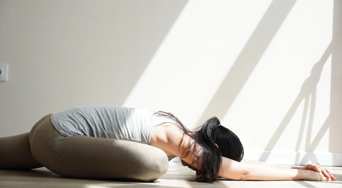 Postura de recogimiento durante una sesión larga de meditación