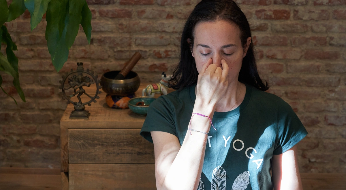 Práctica de respiración alterna sentada como primer paso en meditación