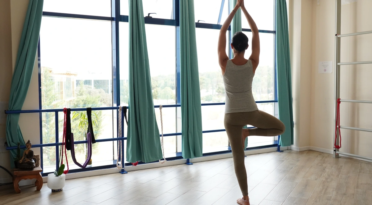 Profesora de yoga practicando en su propio estudio